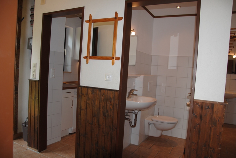Gang:Blick in WC und Küche. Neu renoviert im Mai 2012